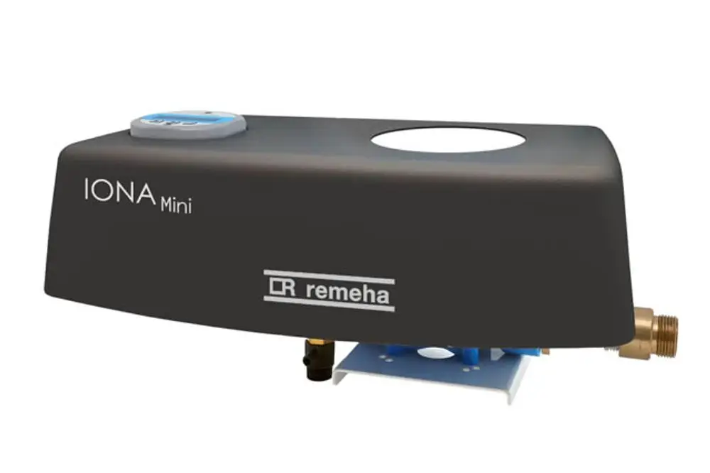 Wasseraufbereitungsmodul von Remeha in kompakter Bauform, ausgestattet mit Anschlussmöglichkeiten für Wasserleitungen und einer Bedienfläche oben.